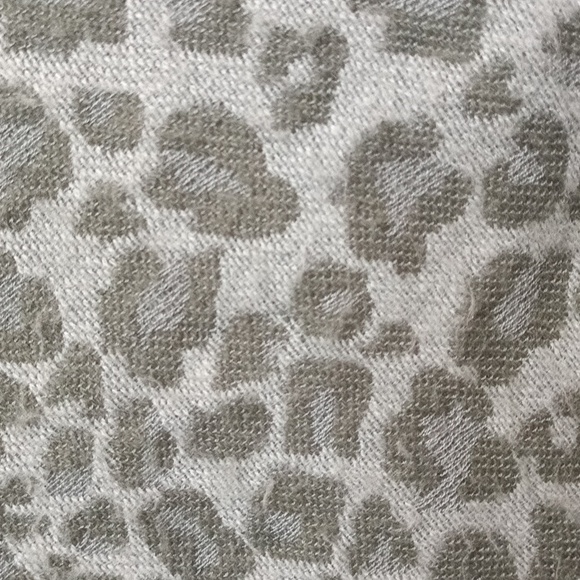 Leopard Print Gray Silver Reversible Square Blanket Scarf - Picture 2 of 4